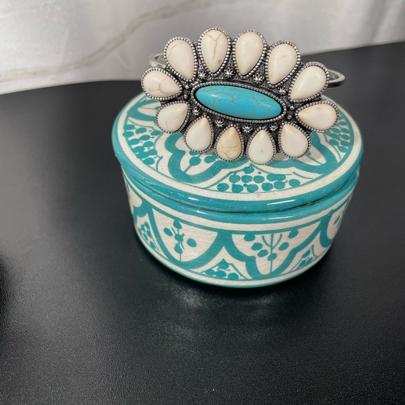 Navajo/Western Turquoise Flower Bracelet - Picture 4 of 9